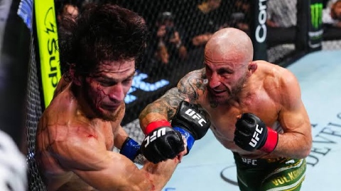 Volkanovski hạ võ sĩ bất bại, cân bằng kỷ lục huyền thoại UFC